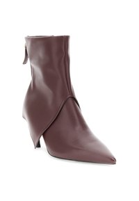 Stivaletto borgogna in pelle liscia, con punta appuntita e design a patta asimmetrica, dotato di un tacco piccolo e a contrasto.