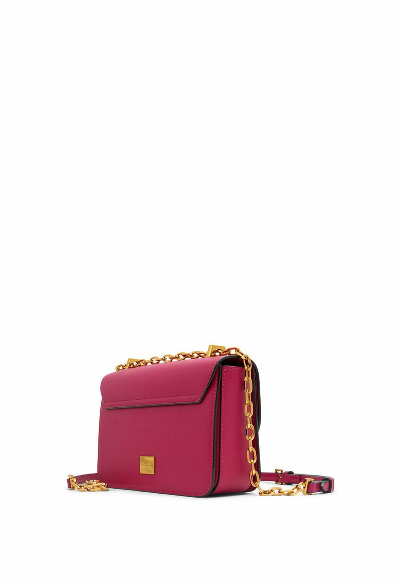 Sac bandoulière magenta avec chaîne dorée, design rectangulaire, texture en cuir lisse et fermeture à rabat à l'avant. Accents en bord noir inclus.