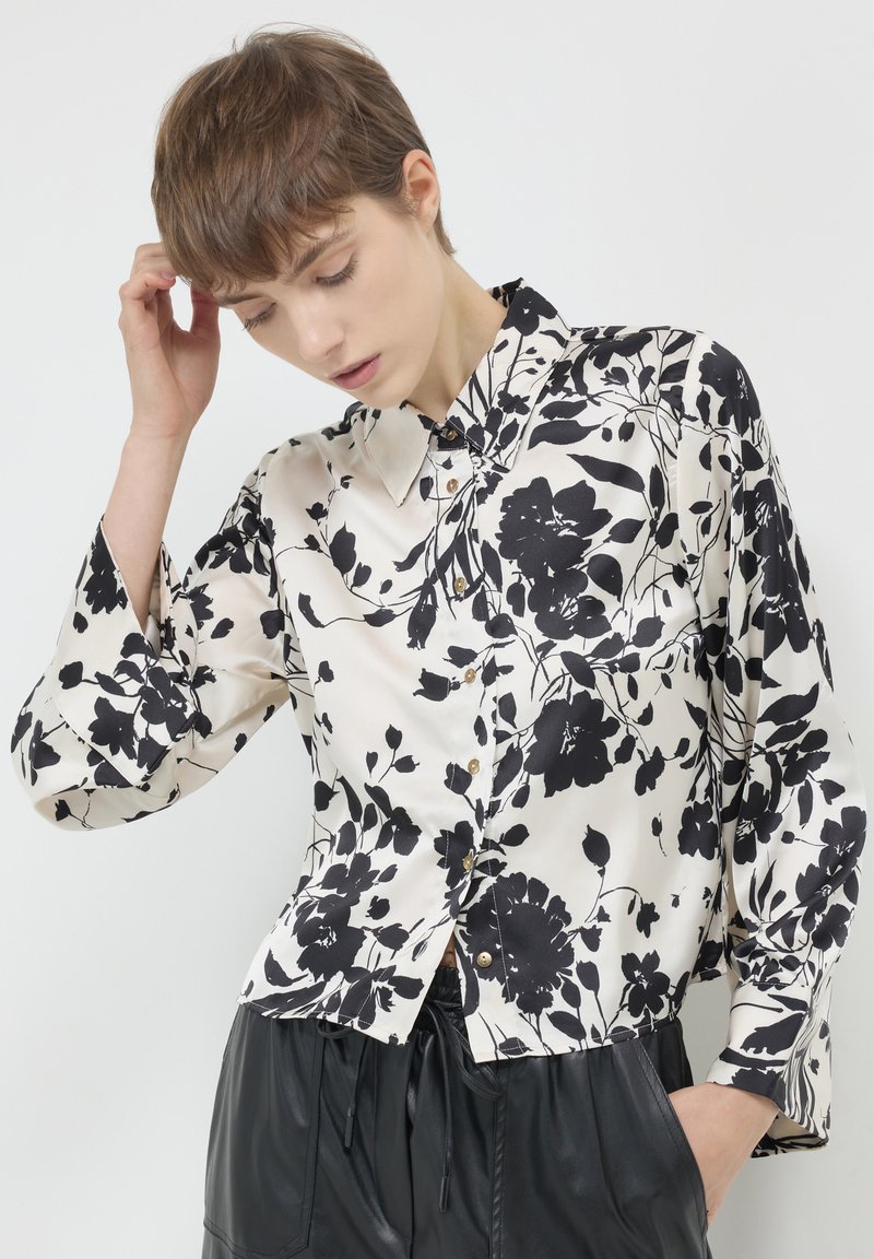Calliope CHEMISE KIMONO EN SATIN À MOTIFS - Hemdbluse - une variante
