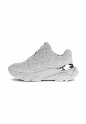 Biały sportowy sneaker z teksturowaną siateczką i skórzaną cholewką, grubą podeszwą, sznurowaniem z przodu i srebrnym metalicznym detalem na pięcie.
