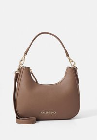 Hnědá kabelka z pebbled kůže s zaobleným tvarem, krátkou rukojetí a odnímatelným ramenním páskem. Má zlaté kovové doplňky a logo.