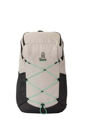 Sac à dos gris clair et noir avec un cordon élastique vert en croix à l'avant, et le logo « Search » centré sur le panneau supérieur avant.