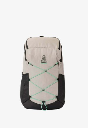 Zaino grigio chiaro e nero con cordino elastico verde intrecciato sulla parte anteriore e logo "Search" centrato sul pannello superiore frontale.