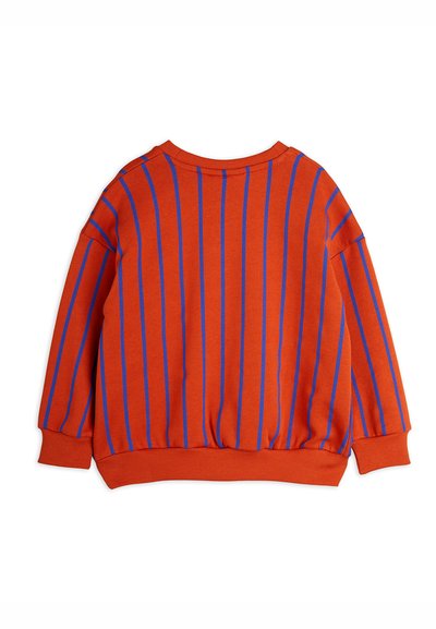 Sudadera naranja con rayas verticales azules, puños y dobladillo acanalados, escote amplio y corte relajado. Textura de tela suave.