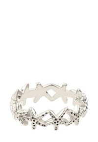 Zilveren ring met een opengewerkt ontwerp van onderling verbonden zeesterren met gestructureerde oppervlakdetails.