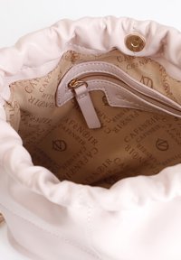 Borsa a secchiello in pelle rosa pallido con cima arricciata, hardware dorato e interno foderato con motivo a logos 'CAFÉ NOIR'.