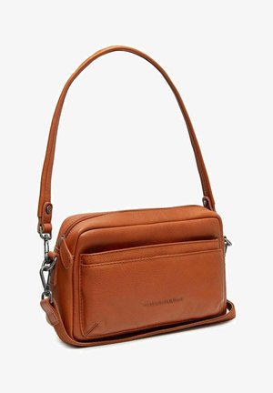 Rechteckige braune Leder-Schultertasche mit Frontreißverschlusstasche und verstellbarem Gurt, mit dezent eingeprägtem Markennamen vorne.