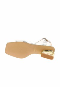 Sandal a tacchi alti argento con fasce, con un accento dorato, caratterizzato da una suola beige testurizzata e un design a tacco quadrato. Taglia 37.