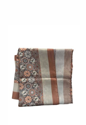 Foulard di seta piegato, con motivi geometrici color pesca, beige e marrone con loghi circolari e sezioni a righe.