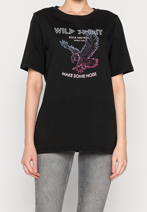 T-shirt in cotone nero con un design grafico di un'aquila in rosa e blu e il testo "SPIRITO SELVAGGIO ROCK AND ROLL FAI RUMORE."