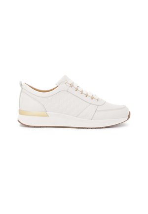 Zapatilla blanca de cuero suave con un patrón acolchado, detalles dorados y suela de goma. Presenta cordones planos y una lengüeta acolchada.