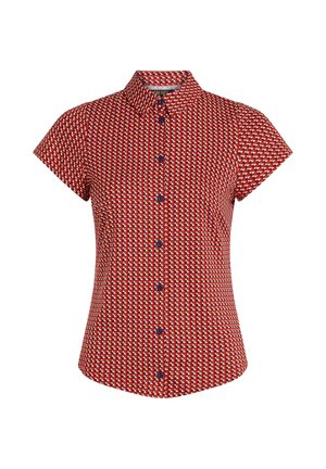 Camisa de botones de manga corta con patrón geométrico en rojo, blanco y negro, botones oscuros, forma ajustada y cuello puntiagudo.