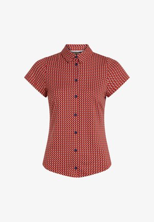 Camisa de botones de manga corta con patrón geométrico en rojo, blanco y negro, botones oscuros, forma ajustada y cuello puntiagudo.