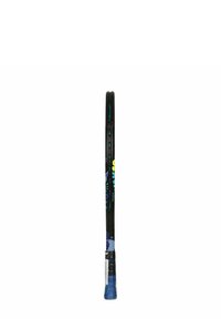 Zwarte en blauwe tennisracket gezien vanaf de zijkant, met een blauwe grip en kleurrijke grafische afbeeldingen op het frame.