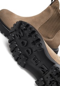 Woden Gležnjače s platformom - brown sugar