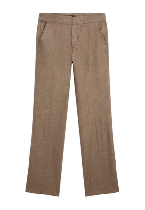 Beżowe, dopasowane spodnie o prostych nogawkach z bocznymi kieszeniami, paskiem w talii i detalami przeszyć z przodu na jednolitym białym tle.