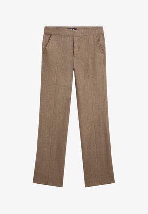 Beżowe, dopasowane spodnie o prostych nogawkach z bocznymi kieszeniami, paskiem w talii i detalami przeszyć z przodu na jednolitym białym tle.