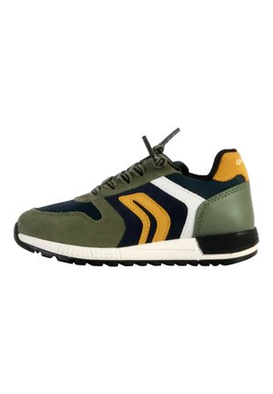 Chaussure de sport verte et marine avec des accents jaunes, en matières suédées et synthétiques, à bout rond, avec lacets et semelle en caoutchouc noir texturé.