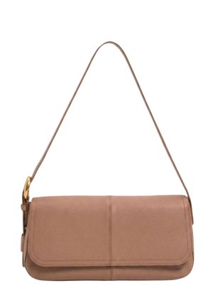 Borsa a tracolla in pelle marrone con chiusura a patta e tracolla sottile con dettaglio di anello metallico dorato su un lato.