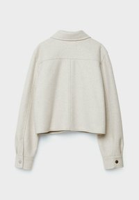 Helle beige, kurz geschnittene Wolljacke mit langen Ärmeln, breiten Manschetten und einem Kragen, von hinten vor einem schlichten Hintergrund gezeigt.