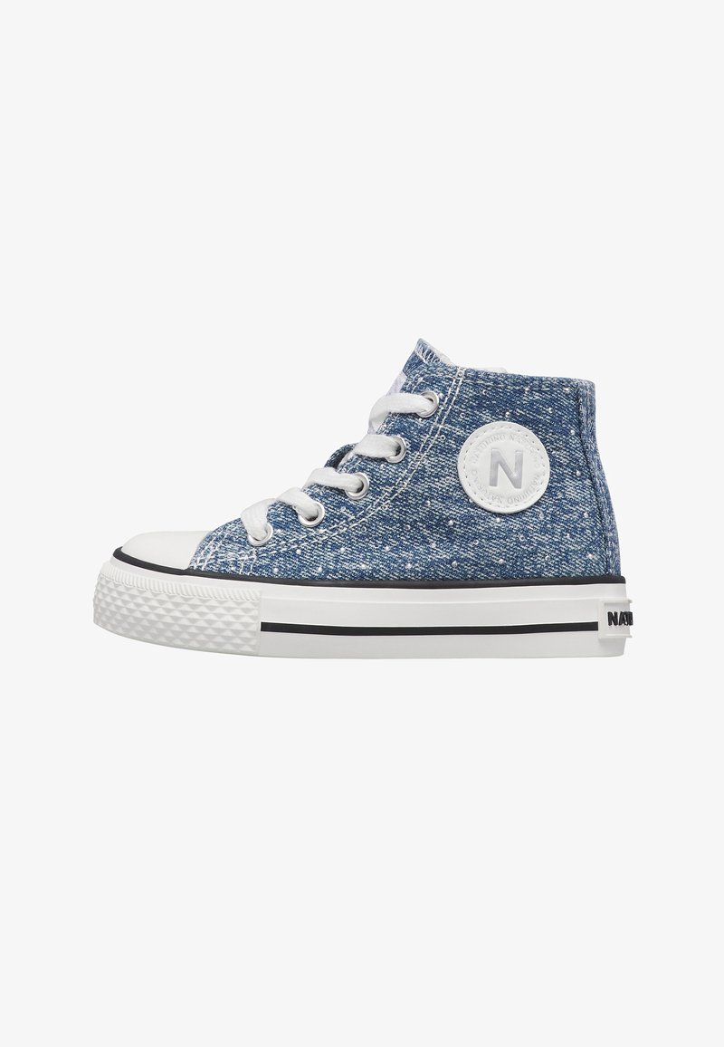 Baskets montantes en denim bleu, lacets blancs, semelle en caoutchouc avec un patch circulaire comportant la lettre « N » sur le côté.