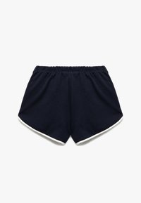 Ciemnoniebieskie szorty z miękkiego materiału, z elastycznym pasem i białym wykończeniem na dolnej krawędzi, o luźnym, lekko rozszerzanym kroju.