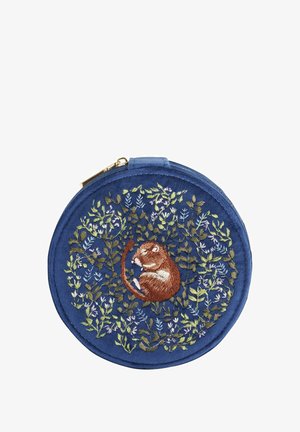 Rund, mörkblå påse med en texturerad yta och en broderad brun djur omgiven av gröna och lila lövverk. Gyllene dragkedja som accent.