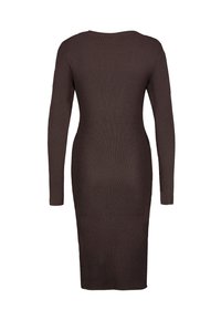 Braunes, geripptes Strick-Midikleid mit langen Ärmeln und rundem Ausschnitt, von hinten auf weißem Hintergrund gezeigt.