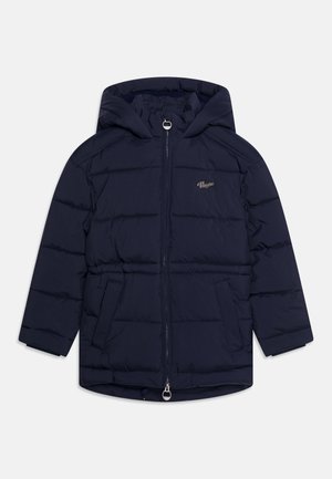 Tummansininen hupullinen toppatakki etuvetoketjulla, kahdella sivutaskulla ja pienellä kirjotulla logolla vasemmassa rinnassa.