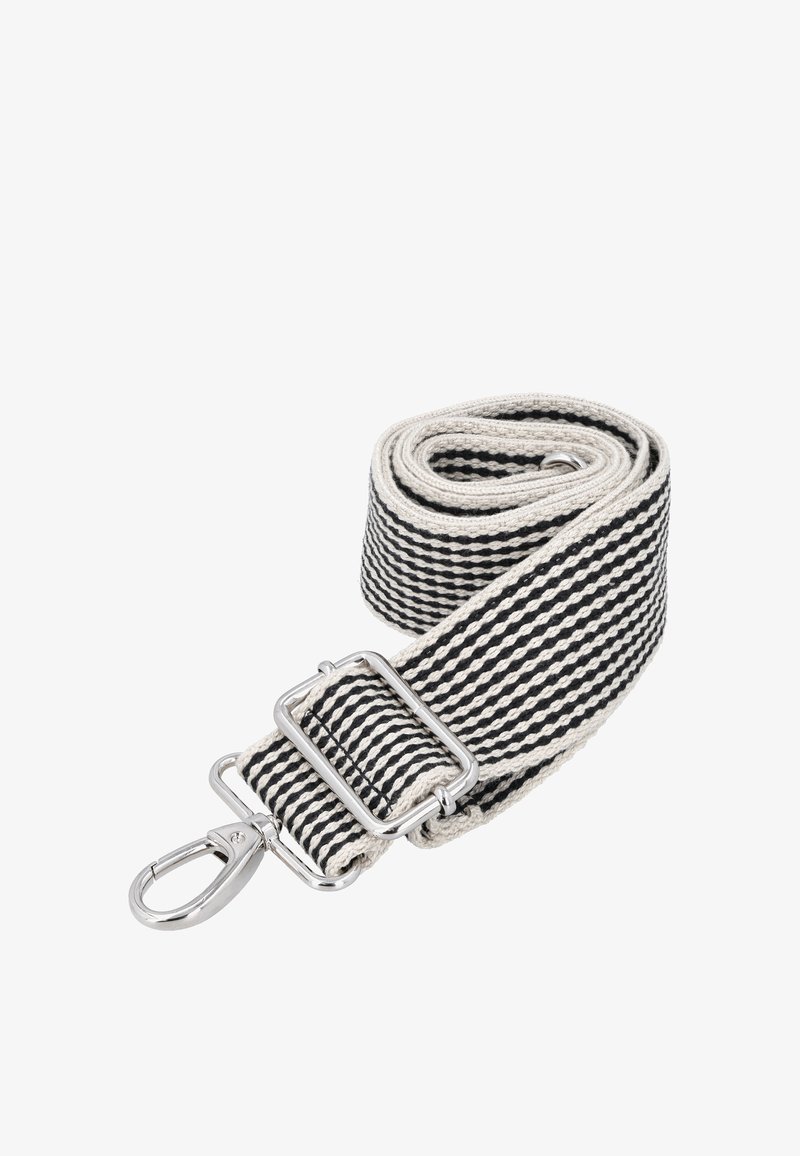 Mustvalge triibuline kootud riidest rihm hõbedase metallist klambri ja reguleeritava pandlaga, rullitud valgele taustale.