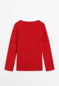 Haut à manches longues en maille rouge avec un col large et arrondi. Texture lisse et coupe ajustée, de couleur unie sans motifs ni accents.