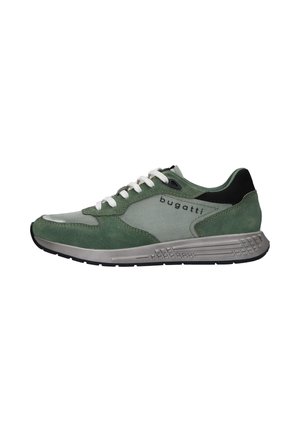 Zielono-szary sneaker z białymi sznurowadłami, czarnym detalem na pięcie, teksturowaną podeszwą i logo „bugatti” po boku.