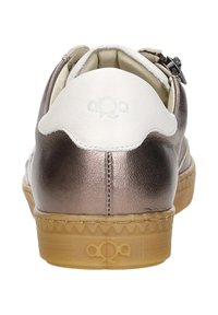 Metallische rose gouden sneaker met een ronde vorm. Heeft een witte leren hielaccent en een rubberen zool met een zigzagpatroon.