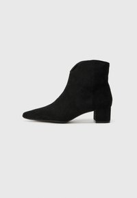 Bottines en daim noir à bout pointu et talon épais. Caractéristiques d'une texture lisse et d'un design épuré et minimaliste.