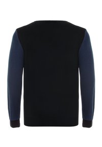 Strickpullover mit schwarzem Körper und kontrastierenden blauen und dunkelmaroonen Ärmeln. Mit einem runden Ausschnitt und gerippten Bündchen.
