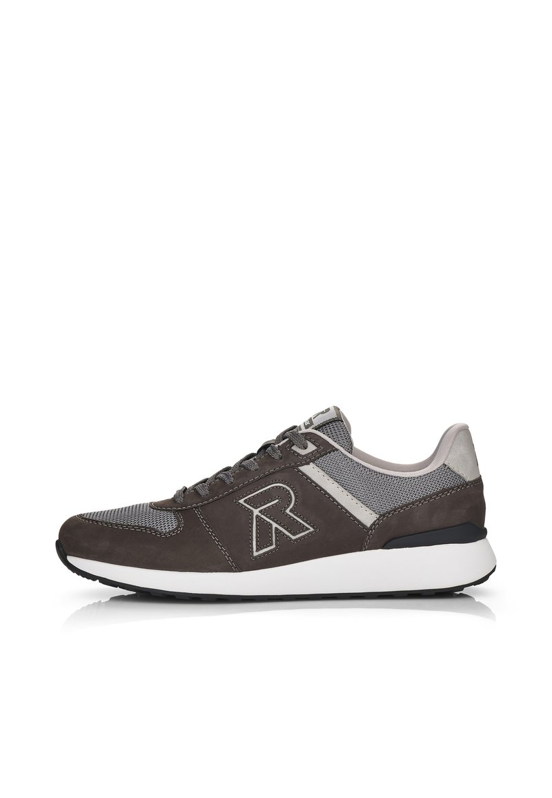 Mörkbruna sneakers som har mesh- och mockamaterial, med grå detaljer, en vit sula och en framträdande logotyp på sidan.