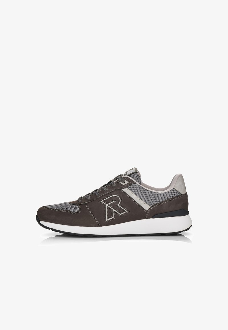 Dunkelbraune Sneaker aus Mesh- und Wildledermaterialien, mit grauen Akzenten, einer weißen Sohle und einem auffälligen Logo an der Seite.