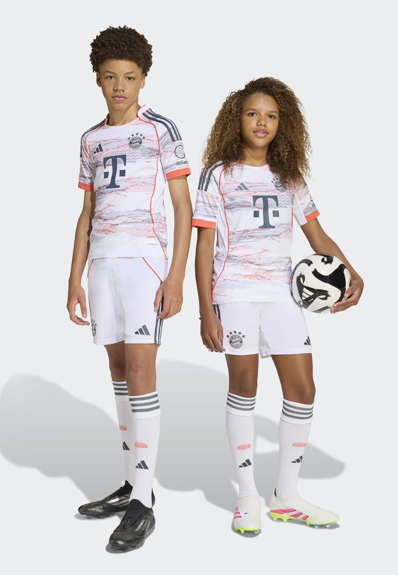 adidas Performance - FC BAYERN 25/26 AWAY SHORTS UNISEX KIDS - Pantaloncini sportivi - white, Ingrandire
