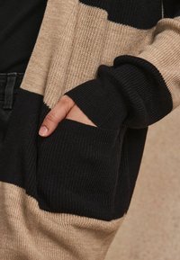 Next REGULAR FIT - Cardigan - black and camel brown stripe