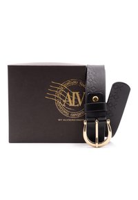 Zwarte leren riem met een gegraveerd geometrisch patroon, voorzien van een gouden metalen gesp en een zwarte doos met een gouden logo detail.
