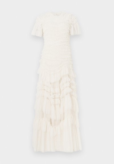 Rochie albă cu mâneci scurte ondulate, având un design texturat, stratificat, cu țesătură adunată și o siluetă lungă, fluidă.