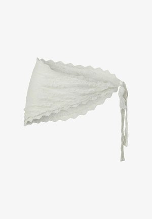 Pañuelo triangular de encaje blanco con bordes ondulados, atado a un lado con largas cintas de encaje.