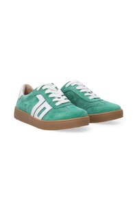 Zielone zamszowe sneakersy z białymi akcentami, okrągłym czubkiem i białymi sznurowadłami. Brązowa gumowa podeszwa, z teksturowaną cholewką i kontrastującymi nakładkami.