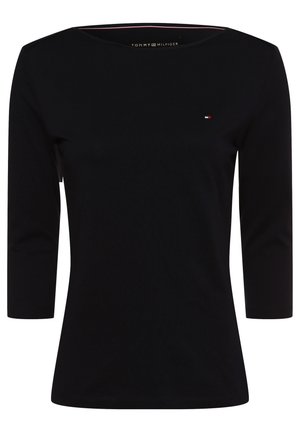 Czarna damska bluzka Tommy Hilfiger z rękawami o długości do łokcia oraz małym logo w kolorach czerwonym, białym i niebieskim na lewej piersi.