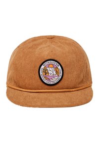 Gorra de pana marrón con forma redondeada, que presenta un parche circular de Quiksilver y un acento dorado en contraste a lo largo del borde.