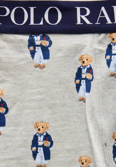 Ύφασμα εσώρουχου με επαναλαμβανόμενα αρκουδάκια ντυμένα με μπλε παλτό που κρατούν φλιτζάνια τσαγιού, και κείμενο "POLO RALPH" στη ναυτική μέση.