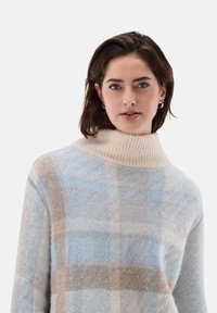 Strickpullover im hellblauen, beigen und grauen Karomuster. Hat einen hohen Kragen und eine weiche Textur, mit gerippten Details am Kragen.
