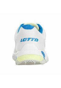 Zapatilla deportiva blanca con acentos azules, material de malla en el talón, logo "LOTTO" en azul y suela de goma texturizada en amarillo claro.