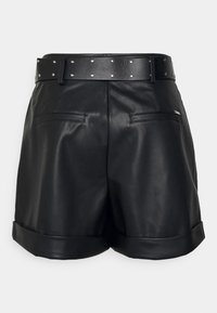 Pantalones cortos de cuero negro con dobladillo enrollado, que cuentan con un cinturón negro tachonado y dos bolsillos traseros. Textura suave con un diseño ajustado.