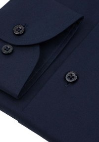 Tkanina koszuli w kolorze granatowym z dwoma czarnymi guzikami i złożonym kołnierzykiem, charakteryzująca się gładką teksturą i starannym wykończeniem szwów.